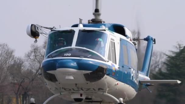 Helikopter policyjny ląduje na lądowisku. Agusta Bell AB-212 na szkoleniu ratowniczym — Wideo stockowe