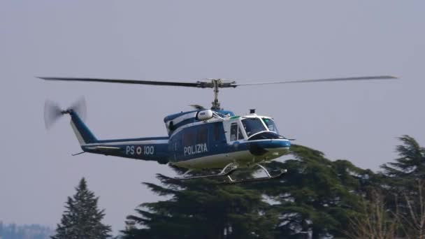 Πτήση του ελικοπτέρου Agusta Bell AB-212 από την ιταλική αστυνομία σε αργή κίνηση — Αρχείο Βίντεο