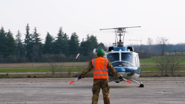 Yer servisi. Marshaller helikopteri indirmeleri için polise işaret veriyor. — Stok video