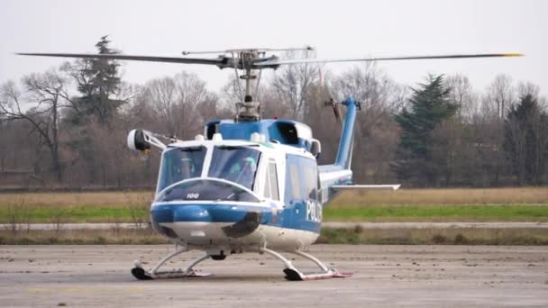 İtalyan polisi iki bıçaklı helikopter Agusta Bell AB-212 'yi kaldırmaya hazırlanıyor. — Stok video