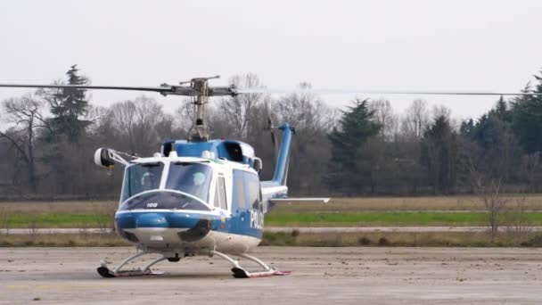 Agusta Bell AB-212 helicopter with spinning rotor preparing for takeoff — Stock Video