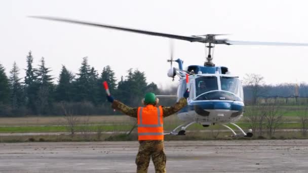 Χειριστής εδάφους, marshaller, σηματοδοτεί στην αστυνομία να απογειωθεί ελικόπτερο — Αρχείο Βίντεο