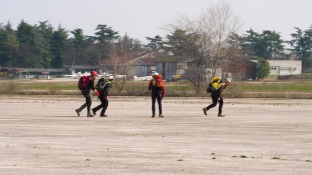 Search and rescue presentation. Rescuers boarding into the helicopter — Stock Video