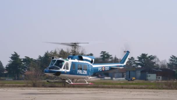 Politie helikopter stijgt op — Stockvideo