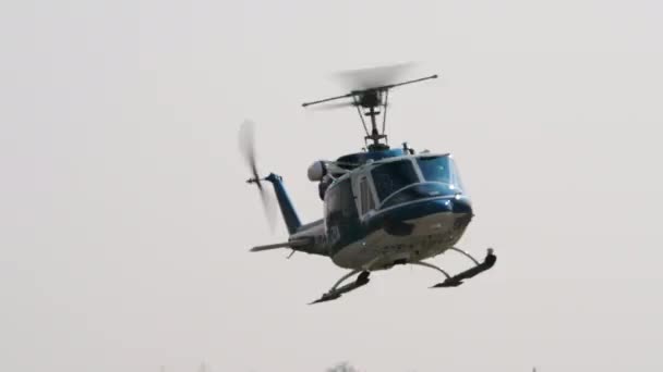 Politie helikopter Agusta Bell AB-212 in reddingsevenement. Landing op de luchthaven — Stockvideo