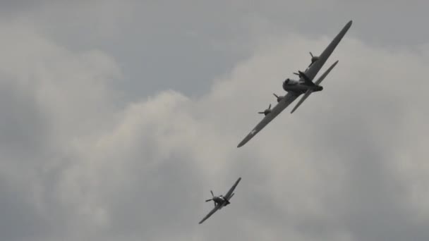 Le Boeing B-17 Flying Fortress vole en formation avec le P-51 Mustang nord-américain — Video