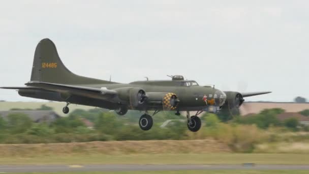 Boeing B-17 Fortaleza Voladora histórica Segunda Guerra Mundial EE.UU. bombardero aterrizaje — Vídeos de Stock