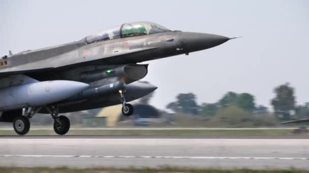 Generale Dynamics F-16 Falco da combattimento di atterraggio rallentato dell'Aeronautica Militare ellenica — Video Stock