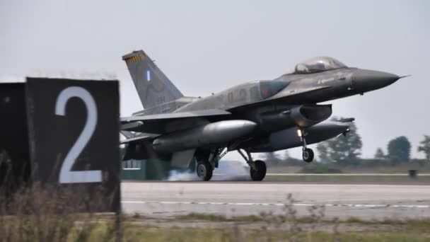 Fighter jet landning i slow motion närbild — Stockvideo