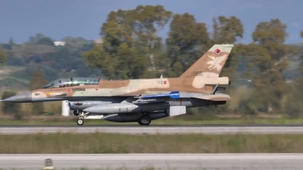 Avion de combat supersonique moderne en camouflage brun désert circulant sur piste — Video