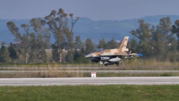 Ισραηλινές ένοπλες δυνάμεις μάχονται αεροσκάφη στην έρημο καφέ καμουφλάζ taxiing — Αρχείο Βίντεο