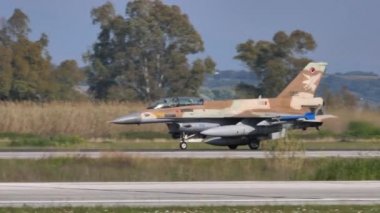 Kahverengi bir askeri jetin yavaşça inişi.