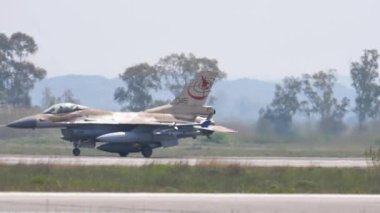 Askeri uçak piste iniyor.