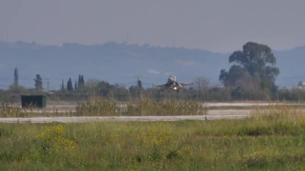 Aerei militari moderni jet i atterraggio mimetico marrone deserto — Stockvideo