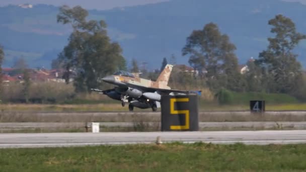 Lockheed Martin F-16 Μπαράκ της Πολεμικής Αεροπορίας του Ισραήλ προσγειώνεται σε αργή κίνηση — Αρχείο Βίντεο