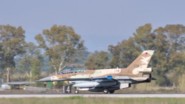 Aviones a reacción de combate en la pista después de aterrizar en camuflaje marrón desierto — Vídeo de stock