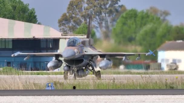 Frontal vy av stridsflygplan beväpnade och med jetmotor påslagen — Stockvideo