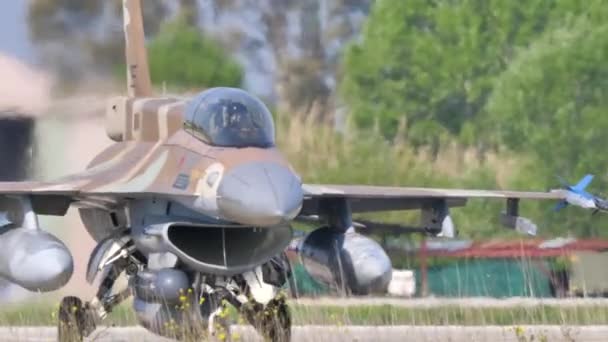Nahaufnahme eines zweisitzigen Kampfflugzeugs, das bewaffnet auf der Landebahn rollt — Stockvideo