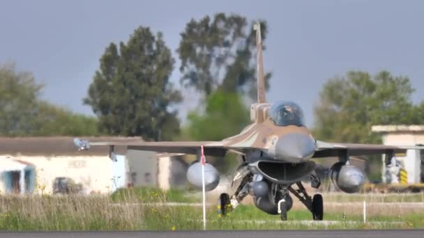 Военный самолет остановился на взлетно-посадочной полосе с реактивным двигателем с фронтальным видом — стоковое видео