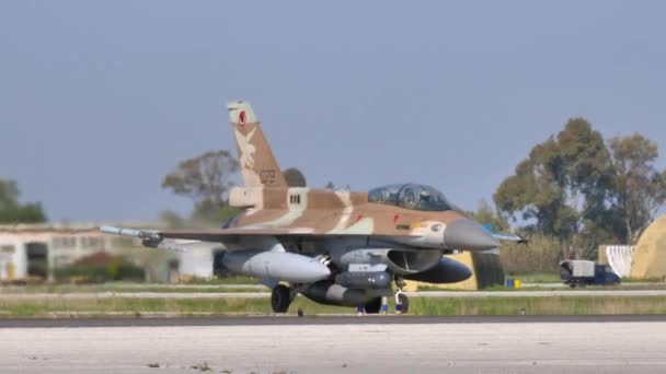 F-16 vojenské tryskové letadlo pojíždí s palivovými nádržemi pod křídly — Stock video