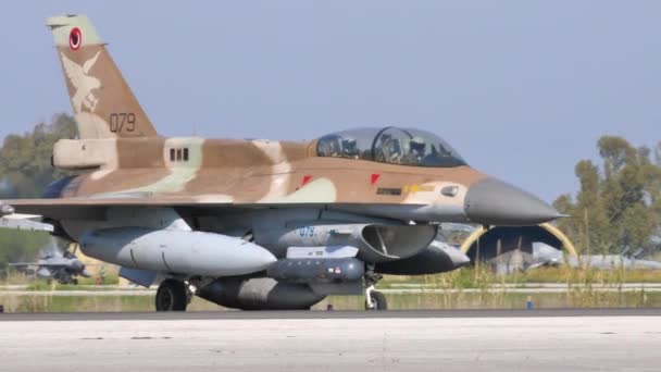 Military fighter airplane taxiing with underwings fuel tanks and missiles — Stock Video
