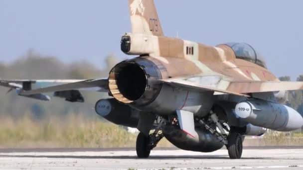 Close-up van de straalmotor van een supersonisch militair vliegtuig op volle kracht voor het opstijgen — Stockvideo
