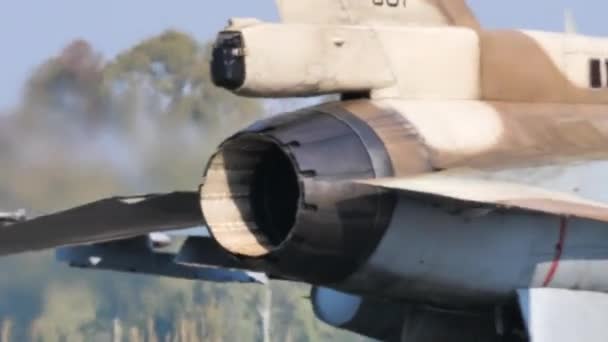 Close-up of jet engine exhaust nozzle of a military aircraft closing — Stok Video