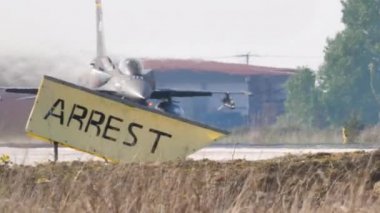 Gri süpersonik NATO askeri jet uçağı art brülörle havalanıyor