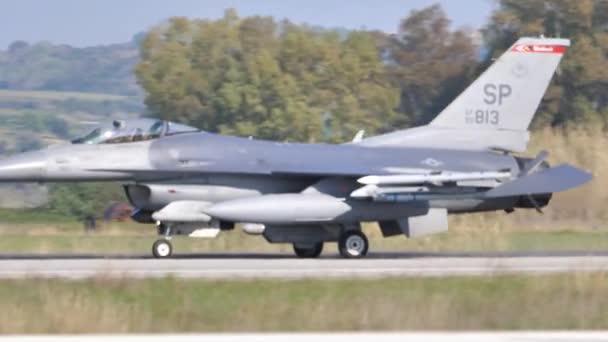 Slow Motion of american supersonic fighter jet taxiing to take off — Vídeo de stock