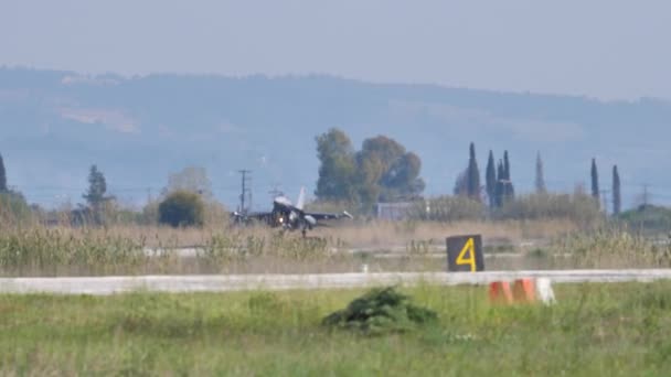 Chargement au ralenti d'un avion à réaction militaire gris — Video