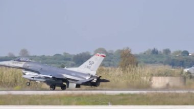 Gri NATO hava üstünlüğü uçağının yavaş inişi