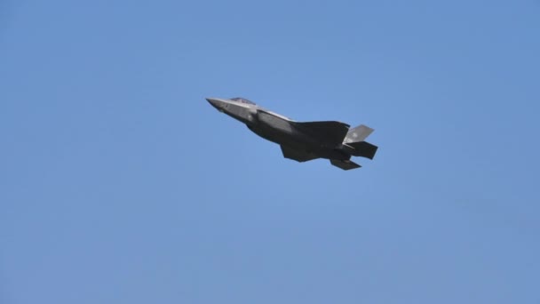 洛克希德 · 马丁F-35A闪电II隐形喷气式战斗机的慢动作 — 图库视频影像