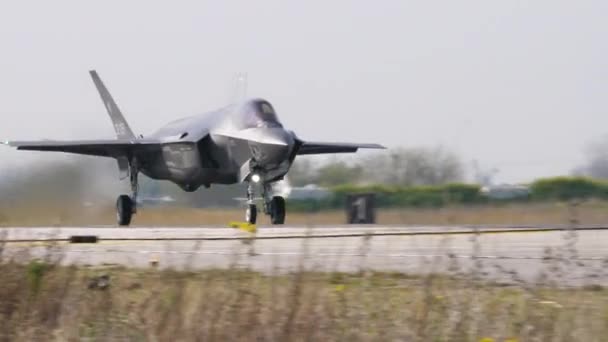 Lockheed Martin F-35 Lightning II Birleşik Devletler Süpersonik Modern Gizli Jet uçağı havalanıyor. — Stok video