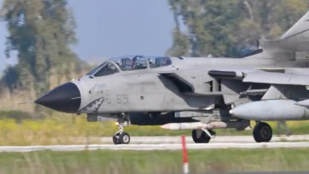 Acercamiento de la cabina con pilotos de aviones de combate de aviones militares bombardero taxiing — Vídeos de Stock