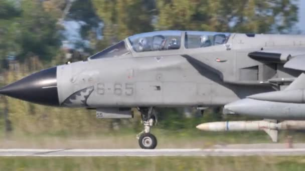 Piloter i cockpit på ett Nato militärt jetbombplan som taxar — Stockvideo