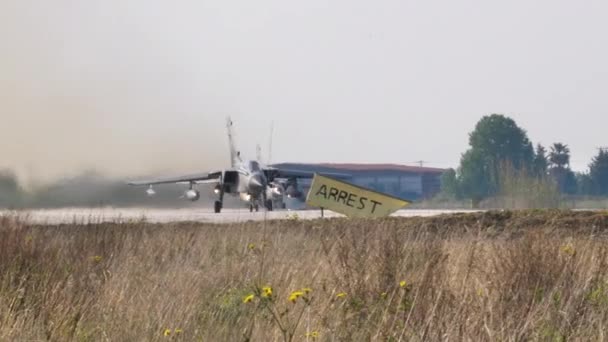 Samolot myśliwski odrzutowiec startuje z czołgami i bombami pod skrzydłami — Wideo stockowe