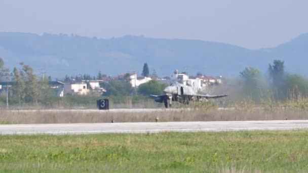 Yunan Hava Kuvvetleri 'nden bir McDonnell Douglas F-4 Phantom II' den Slow Motion kalkışı — Stok video