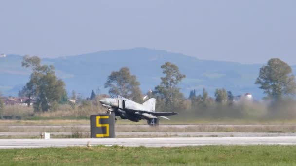 Slow Motion decolla da un aereo militare a reazione della guerra fredda prodotto negli Stati Uniti — Video Stock