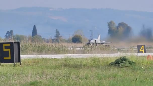 Vietnam války americká nadzvuková bojová letadla na dráze ve zpomaleném filmu — Stock video