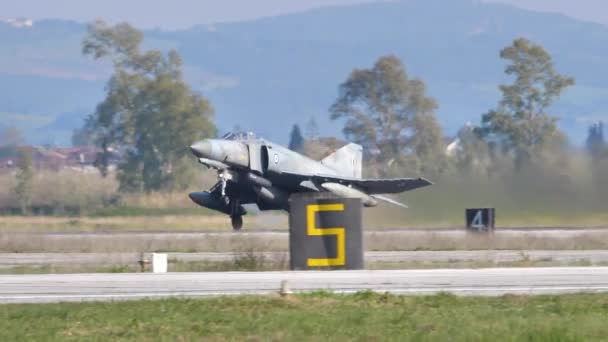 Militair vliegtuig in slow motion stijgt op — Stockvideo