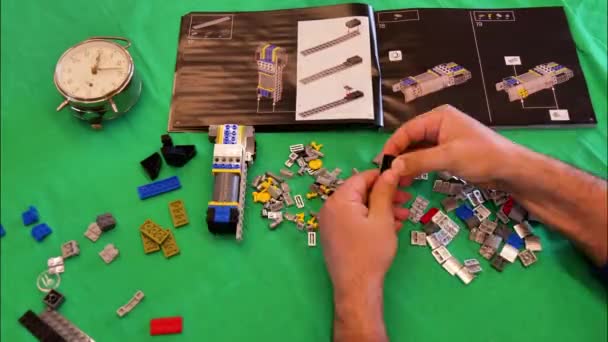 Close-up van LEGO blokken in 10283 NASA Space Shuttle Discovery — Stockvideo