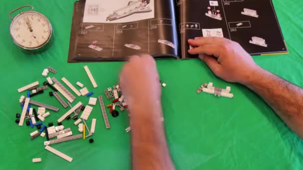 Zbliżenie na ręce budynku LEGO 10283 NASA Space Shuttle Discovery — Wideo stockowe