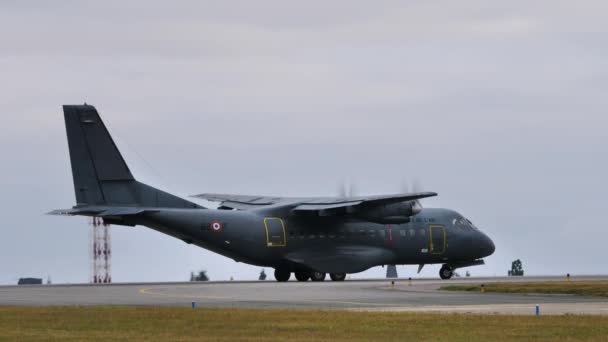 Parked airplane CASA CN-235 of French Air Force with spinning propellers — Stock Video