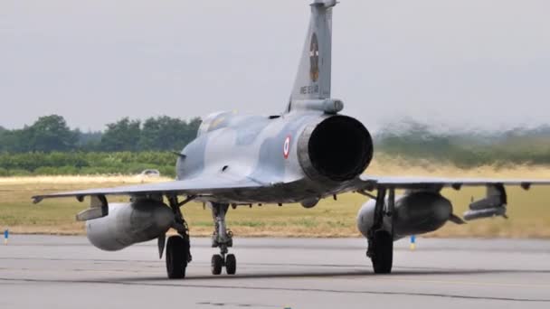 Fransız Hava Kuvvetleri 'nin avcı versiyonu Dassault Mirage 2000C pistte hızlanıyor — Stok video