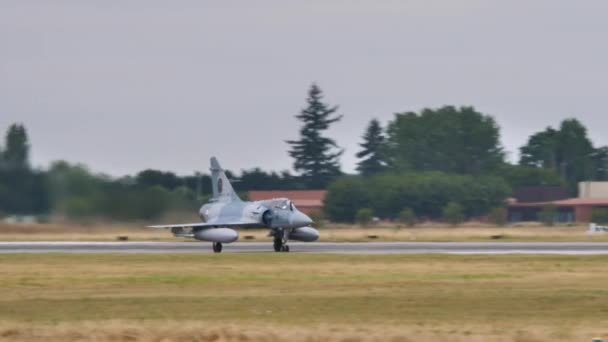 Dassault Mirage 2000C Fransız Hava Kuvvetleri önleyici uçağı, havaalanına iniyor. — Stok video