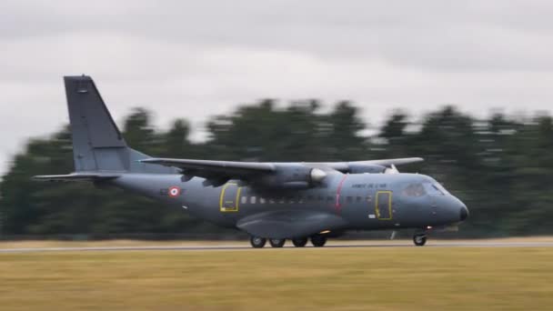 CASA CN-235 від Armee de lair прискорюється і злітає з аеропорту. — стокове відео