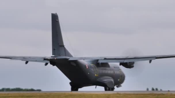 CASA CN-235-200M της γαλλικής αεροπορίας taxiing στο αεροδρόμιο. Πίσω όψη — Αρχείο Βίντεο