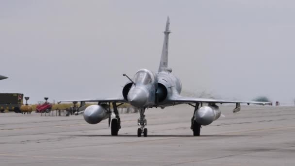 Dassault Mirage 2000C rollt auf der Landebahn. Frontansicht des Cockpits