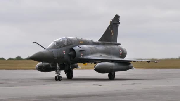 Dassault Mirage 2000D rodaje en la pista. Variante de ataque de la Fuerza Aérea Francesa — Vídeo de stock