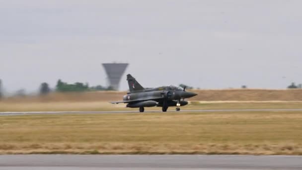 Takeoff här. Dassault Mirage 2000D konventionell attackvariant av franska flygvapnet — Stockvideo